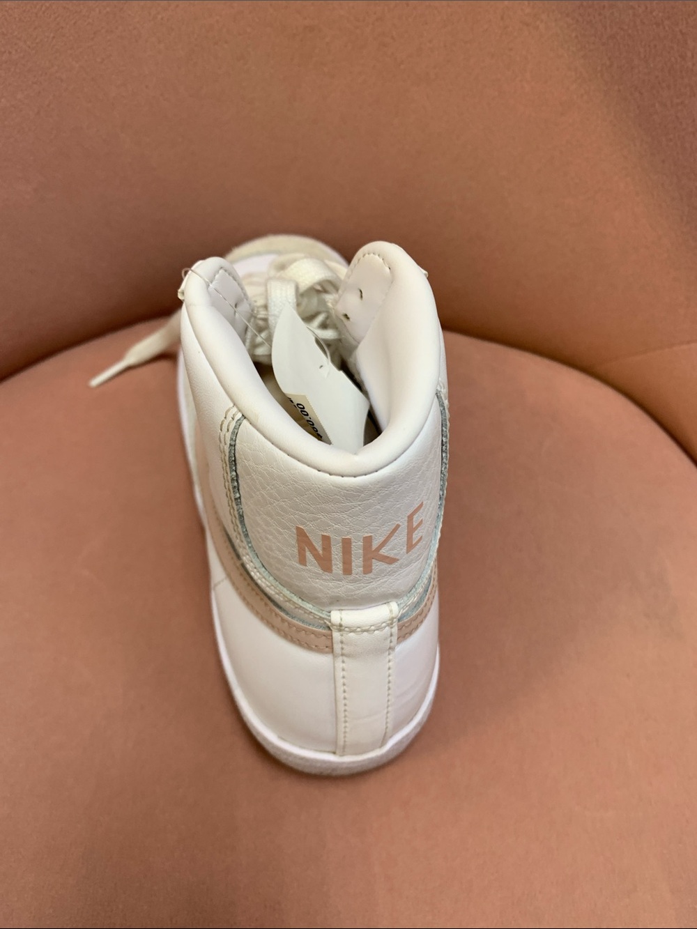 Nike blazer mid 77 White High-Top Sneaker with pink Swoosh - Picture 2 of 6